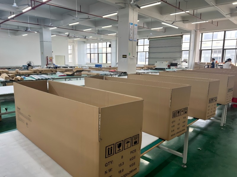 Fanxstar, ရာပေါင်းများစွာသော Tri-Proyfining Luminaires သည်ပြည်ပသို့ပို့ဆောင်နေကြသည်