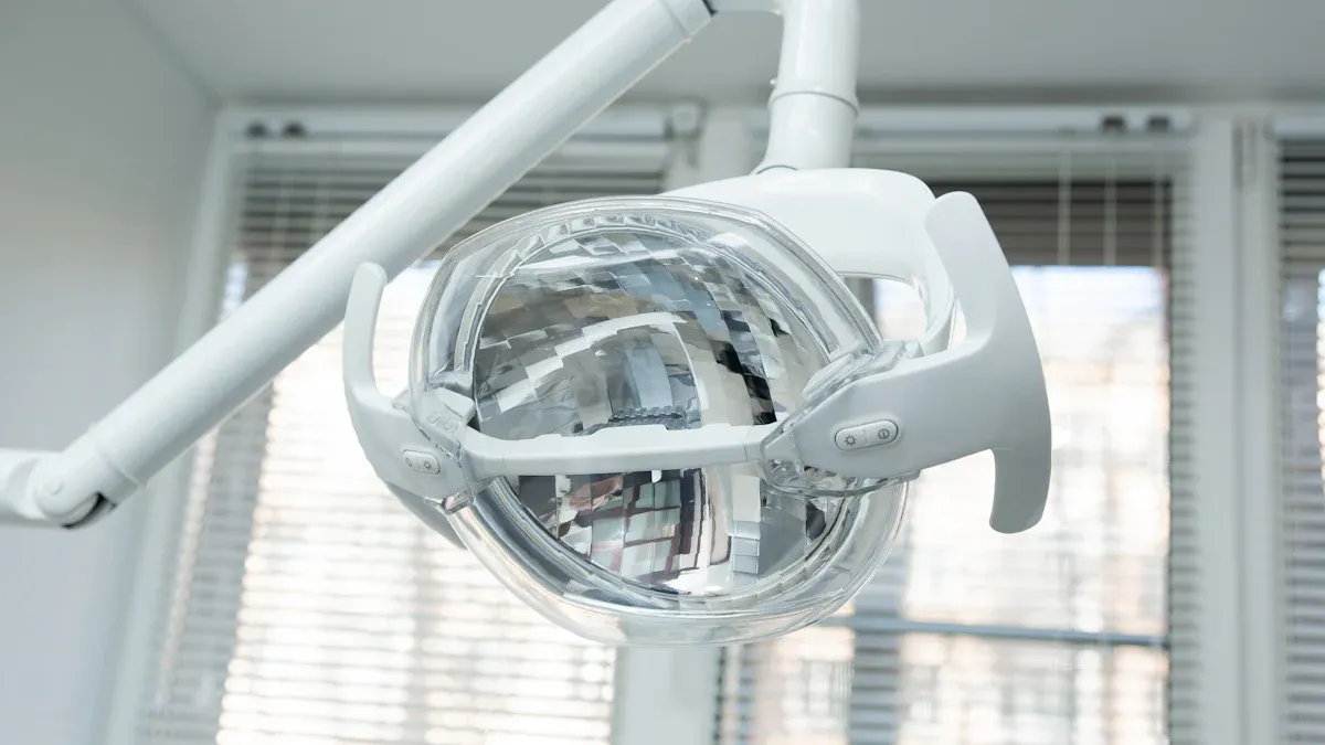 ဆေးဘက်ဆိုင်ရာအလင်းရောင်ပစ္စည်းကိရိယာများကိုထိန်းသိမ်းရန်နှင့်သန့်ရှင်းရေးအတွက်မရှိမဖြစ်လိုအပ်သောအချက်များ